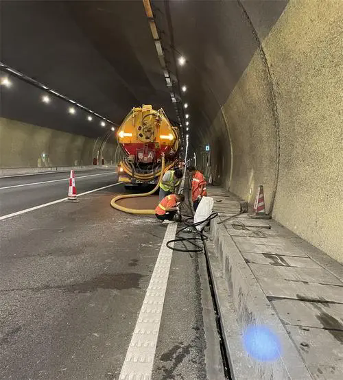 蓬安隧道排水渠清淤